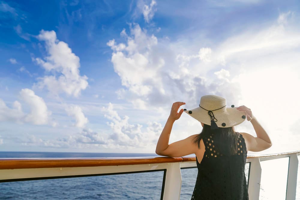 une femme sur une croisière en Méditerranée