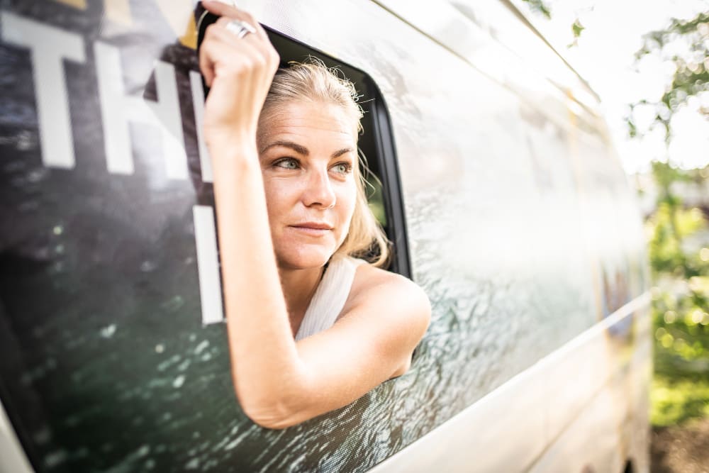 une femme dans une voiture au Costa Rica
