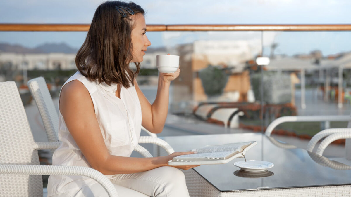 femme dans une terrasse d'hôtel