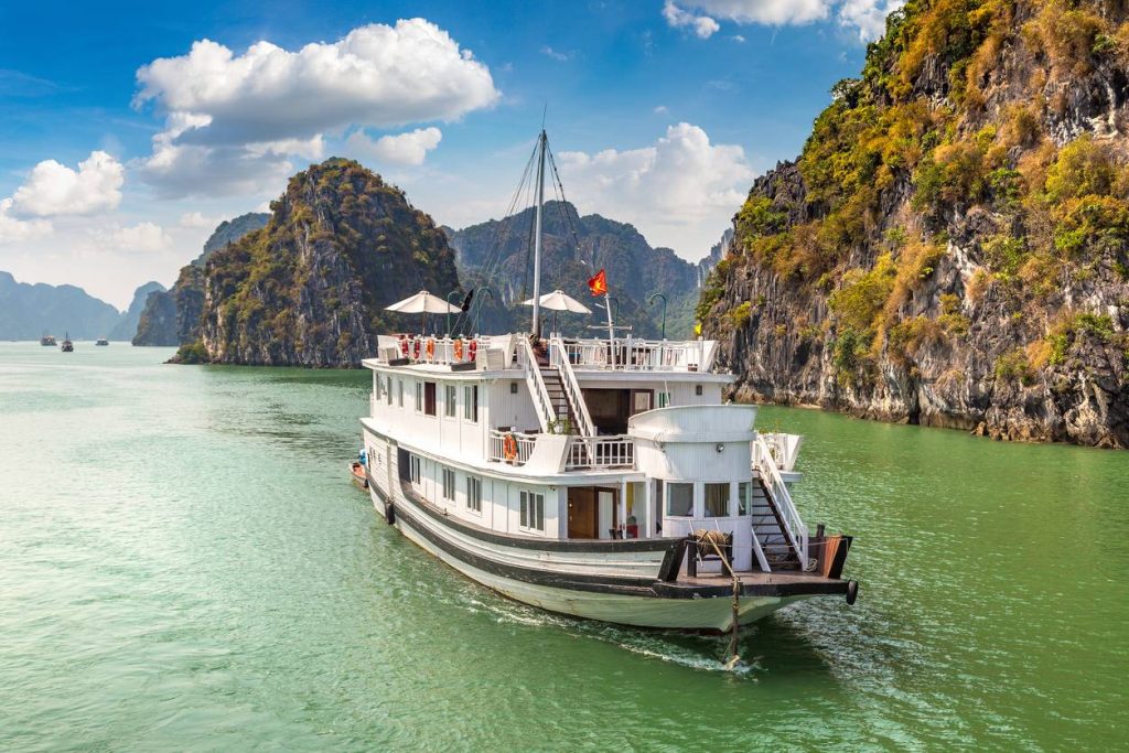 bateau pour explorer la baie d'Halong