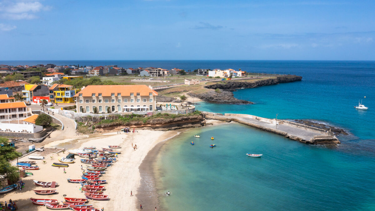 vue aerienne de la plage de tarrafal sur lile de santiago au cap vert